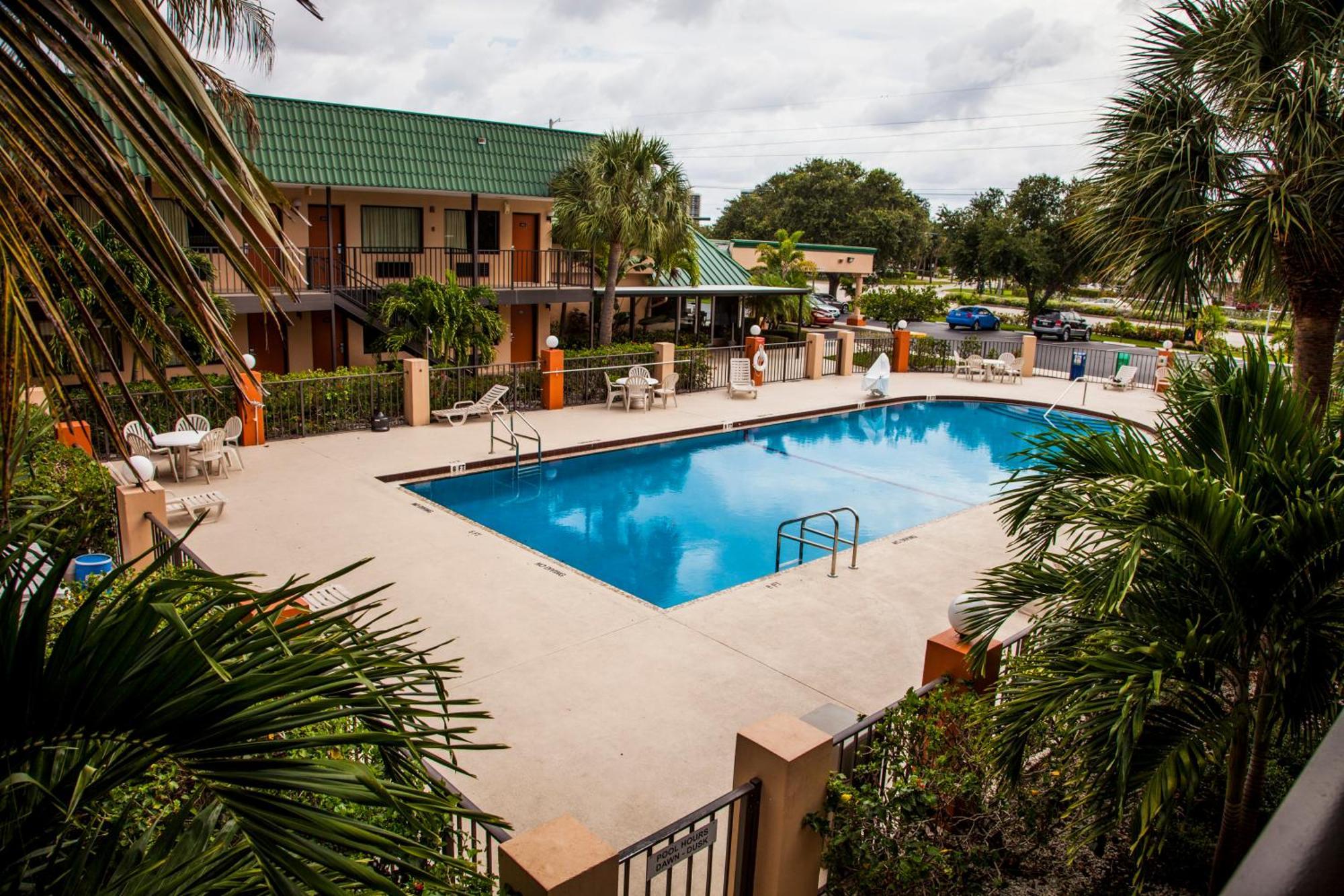 Super 8 By Wyndham North Palm Beach Exterior photo
